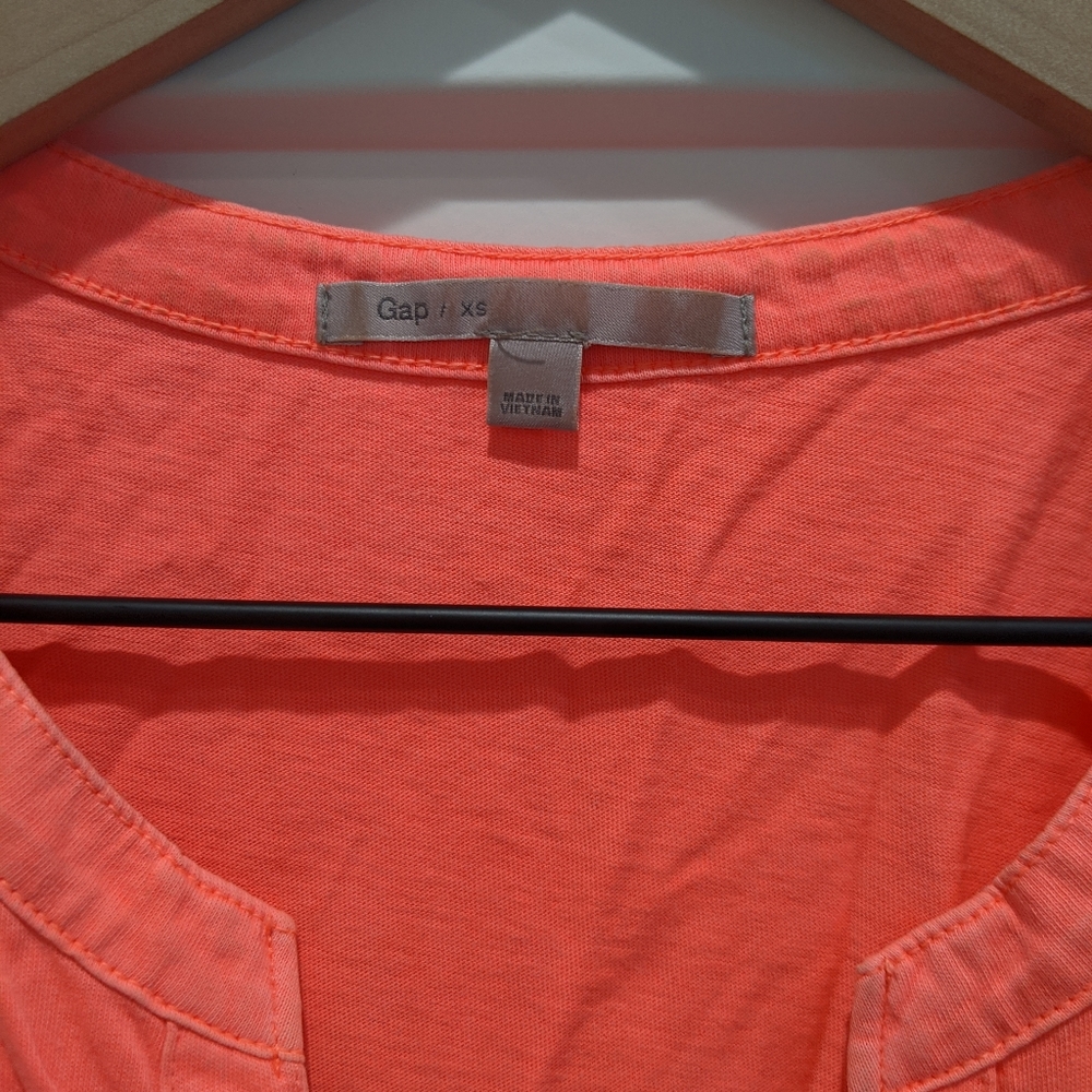 Gap Coral V-Neck 3/4 Length Sleeve Top